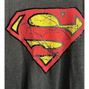 Superman DC Comics 2XLB Charcoal Gray Distressed Shield Logo Graphic T-Shirt‎